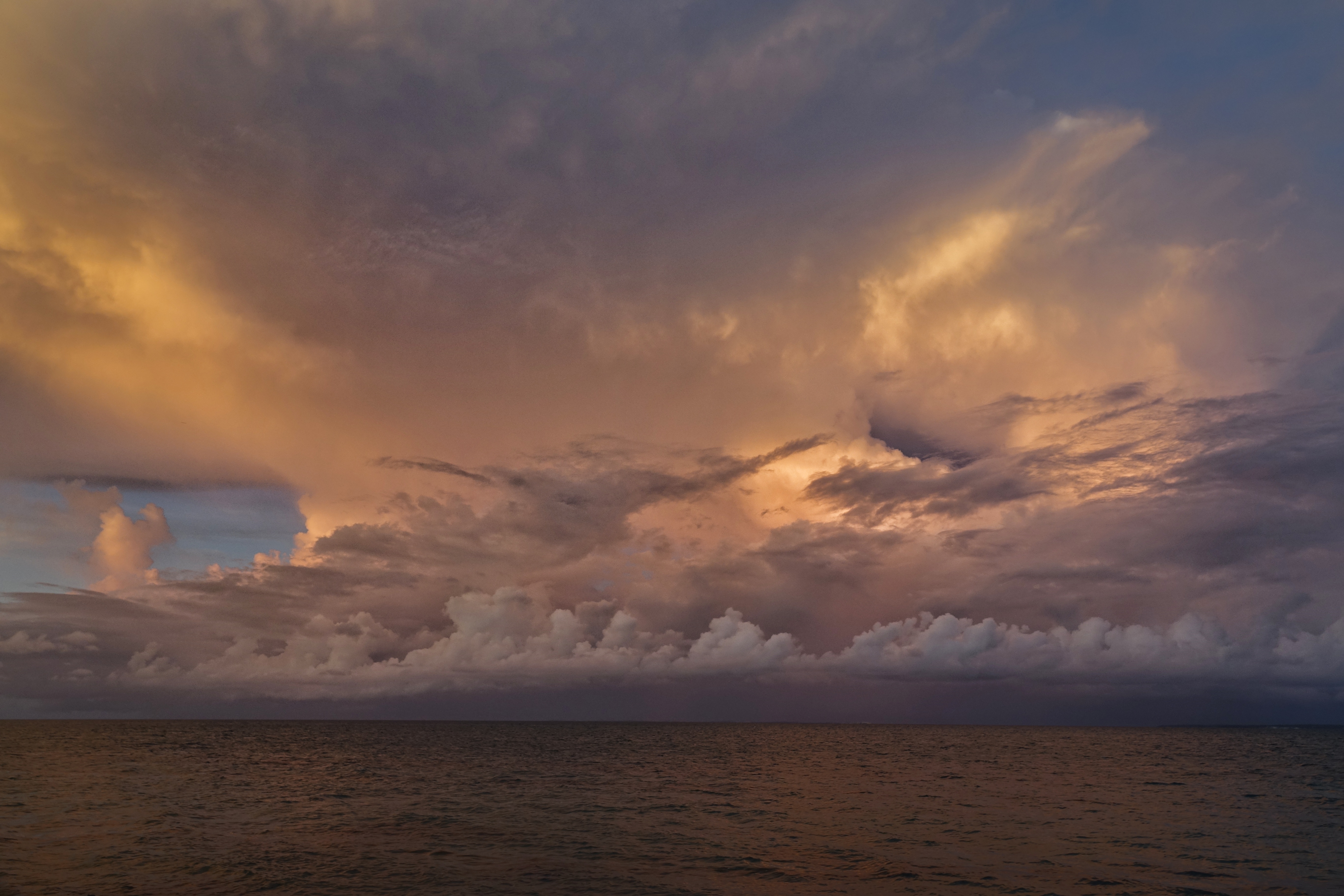 Ciel sombre et plage du Mozambique